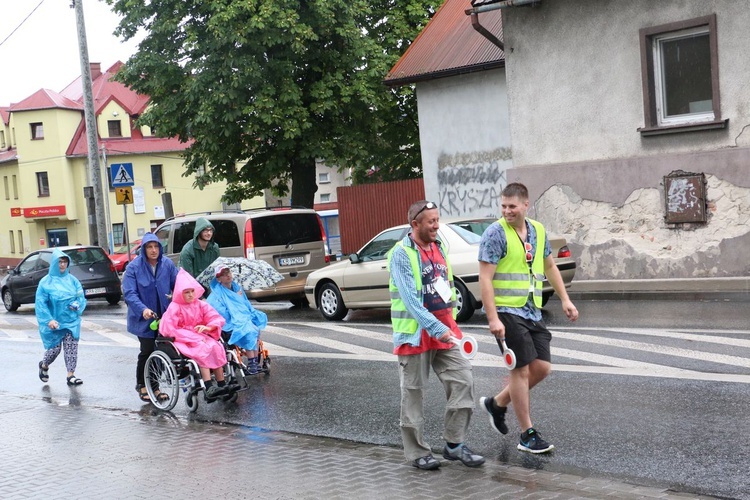 Skawinianie wraz z wojewodą idą na Jasną Górę.