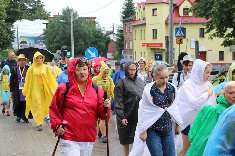 Skawinianie wraz z wojewodą idą na Jasną Górę.