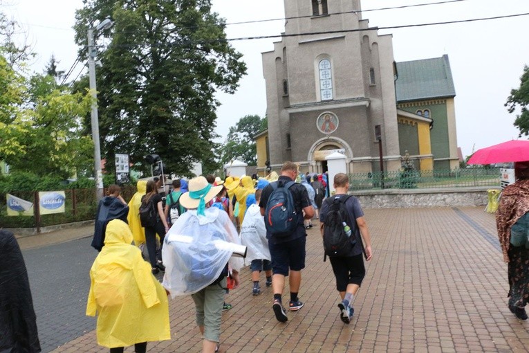 Skawinianie wraz z wojewodą idą na Jasną Górę.