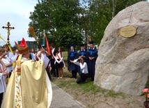 Ósmy 15-tonowy głaz, ustawiony w alei 600-lecia, upamiętniający jubileusz parafii, poświęcił bp Henryk Tomasik