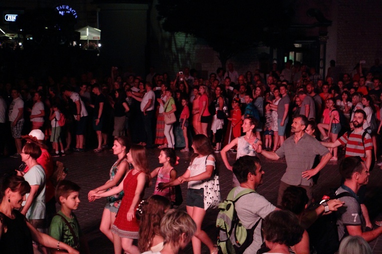 Spektakl "Tańce tysiące i jednej nocy" na Rynku Głównym