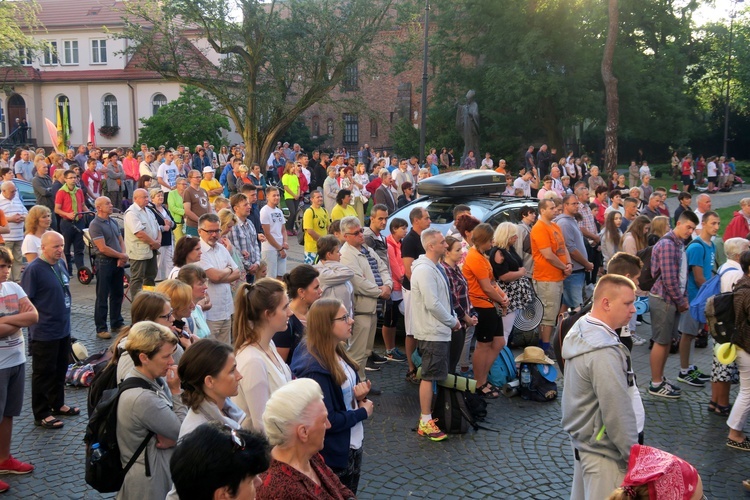 Wyjście pielgrzymki w obiektywie Jana Waćkowskiego