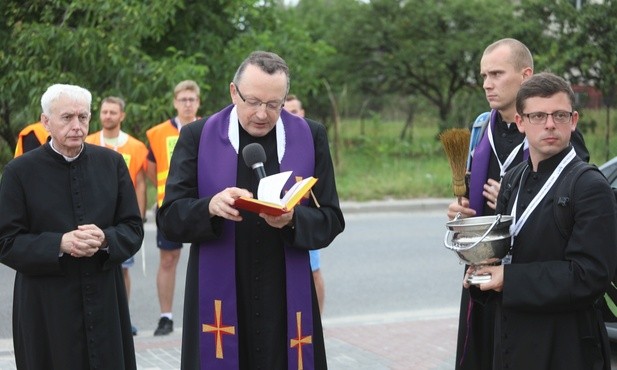 Błogosławieństwa wychodzącym pielgrzymom udziela ks. kan. Jan Figura