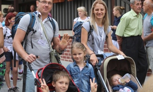 Agnieszka i Piotr Ciborowie pielgrzymują z trójką dzieci