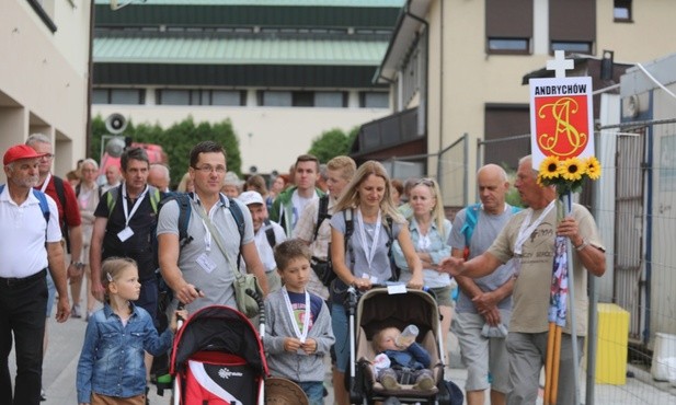 Grupa pielgrzymów andrychowskich przygotowuje się do wyjścia