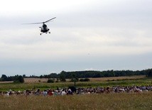 Nad odpoczywającymi pątnikami pojawił się helikopter, który filmował idących na Jasną Górę. Miał też napędzić im strachu