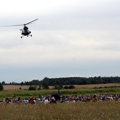 Nad odpoczywającymi pątnikami pojawił się helikopter, który filmował idących na Jasną Górę. Miał też napędzić im strachu