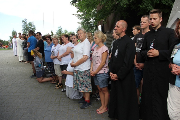 "Siedemnastki" w Lewiczynie. Pielgrzymkowy ślub