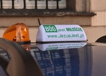 Kogut na dachu samochodu ks. Bartłomieja Łuczaka