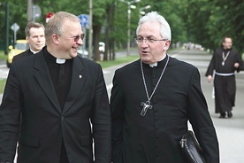 Ks. Marek Leśniak (po lewej) był szefem Sekcji Rejestracji KO ŚDM Kraków 2016. Na zdjęciu podczas rekonesansu na krakowskich Błoniach (maj 2016 r.), przeprowadzanego przez KO ŚDM wspólnie z przedstawicielami Stolicy Apostolskiej.