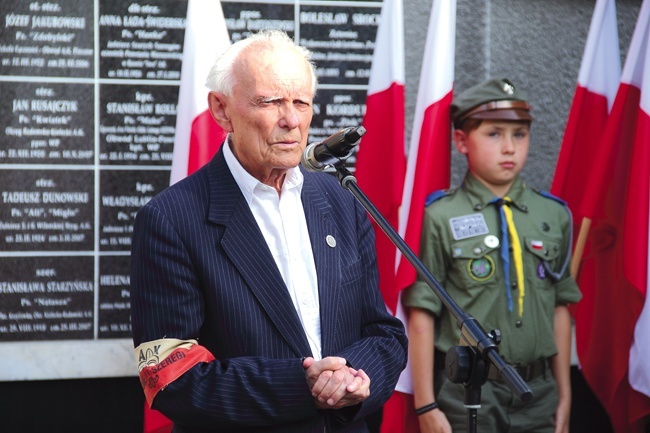 W czasie obu uroczystości przemawiał kpt. Jerzy Grzywacz, prezes Okręgu Pomorskiego Światowego Związku Żołnierzy Armii Krajowej i Oddziału Morskiego Stowarzyszenia Szarych Szeregów.