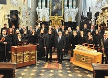 Stanisław Gałoński z zespołem Collegium Zieleński, z którym wykonuje utwory muzyki dawnej.