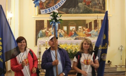 Czechowickim pielgrzymom w drodze towarzyszą też flagi z wizerunkiem patrona miasta: św. Andrzeja Boboli