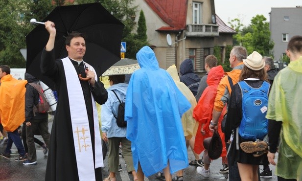 W drodze pątników błogosławił także ks. kan. Jerzy Ryłko...