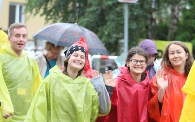 Pielgrzymi wyruszyli w deszczu, ale z wielką radością...