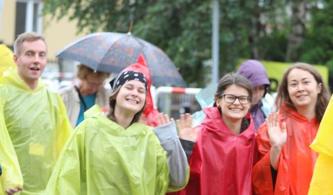 Pielgrzymi wyruszyli w deszczu, ale z wielką radością...