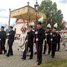 Procesja wokół kościoła z Najświętszym Sakramentem. 