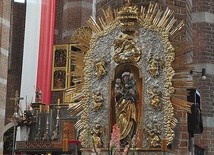 W święto patronki ołtarz wrócił na swoje miejsce, ciesząc oczy wiernych.