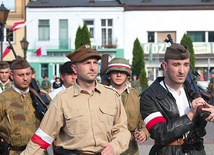 ▲	W Sochaczewie uczestnicy obchodów rocznicy powstania warszawskiego obejrzeli widowisko historyczne o wymarszu oddziału AK „Skowronek” na ratunek walczącej Warszawie.