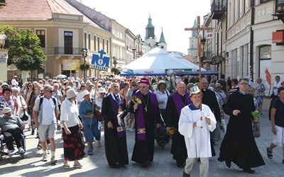 Pielgrzymów odprowadzali abp Stanisław  oraz bp Józef.