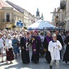 Pielgrzymów odprowadzali abp Stanisław  oraz bp Józef.