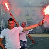 Płońszczanie rokrocznie tego dnia pamiętają o zasługach powstańców warszawskich, oddając należną im cześć.