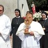 Po Mszy św. wierni przeszli razem z Najświętszym Sakramentem, relikwiami i figurą św. Filomeny w procesji wokół kościoła.