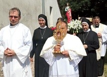 Po Mszy św. wierni przeszli razem z Najświętszym Sakramentem, relikwiami i figurą św. Filomeny w procesji wokół kościoła.