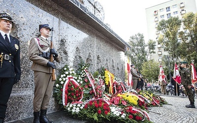 Przejmujący pomnik rzeźbiarza Ryszarda Stryjeckiego tworzą wykute w granicie sylwetki przypominające rozstrzeliwanych.