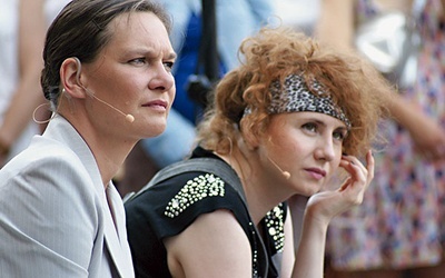 Zarówno matka (Maria Seweryn), jak i córka (Olga Sarzyńska) nie są w stanie pokonać problemów, jakie przed nimi stają.