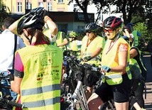 Aby móc dobrze przeżyć pielgrzymkę duchowo, na jej trasie musi być bezpiecznie. Pielgrzym jest więc dobrze widoczny  i zawsze ma kask na głowie.