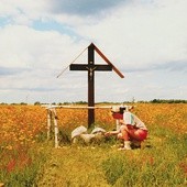 Pusta polana przed 20 laty i samotny krzyż.
