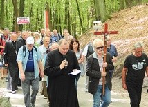 Pielgrzymi w drodze na szczyt Góry Chełmskiej.