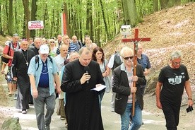 Pielgrzymi w drodze na szczyt Góry Chełmskiej.