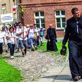 Na pątniczy szlak wyruszyło 35 osób.