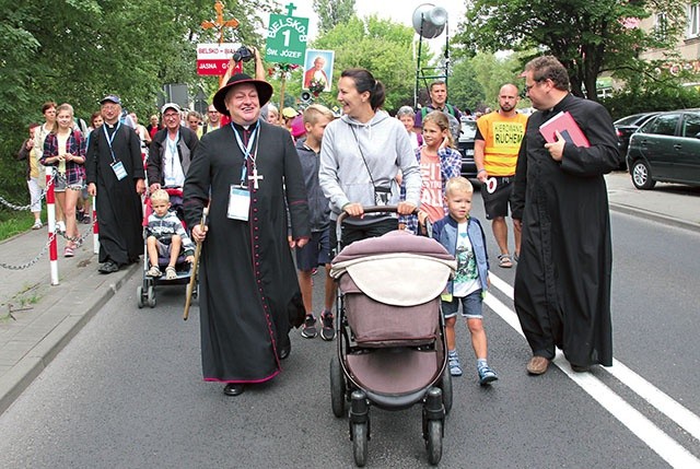 Bp Piotr Greger towarzyszył pielgrzymom na pierwszym odcinku trasy z Hałcnowa w stronę Pisarzowic.