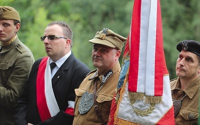 Jak przed laty, przybyło wielu ludzi w mundurach...