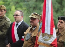 Jak przed laty, przybyło wielu ludzi w mundurach...