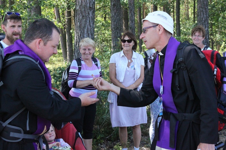 Msza św. w lesie za Dąbrową i dalsza droga