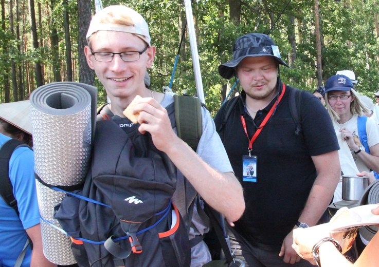 Msza św. w lesie za Dąbrową i dalsza droga