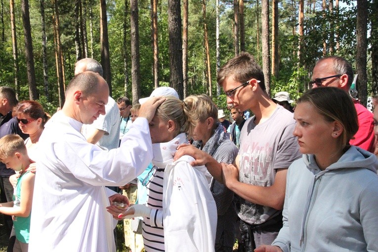 Msza św. w lesie za Dąbrową i dalsza droga