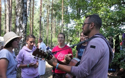 Msza św. w lesie za Dąbrową i dalsza droga