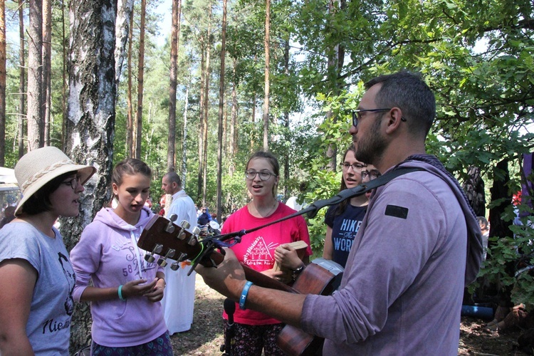 Msza św. w lesie za Dąbrową i dalsza droga