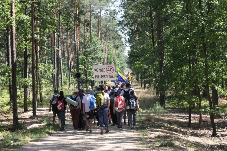 Msza św. w lesie za Dąbrową i dalsza droga