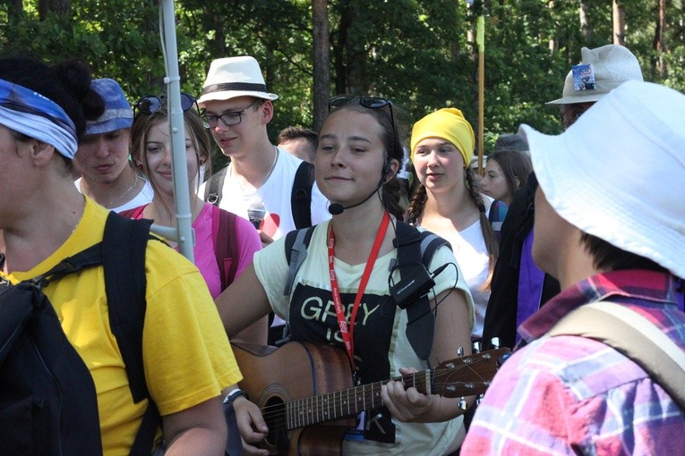 Msza św. w lesie za Dąbrową i dalsza droga