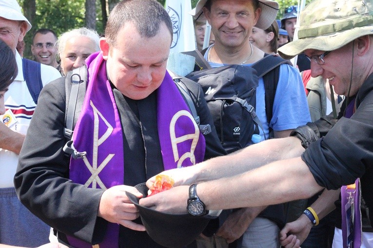 Msza św. w lesie za Dąbrową i dalsza droga