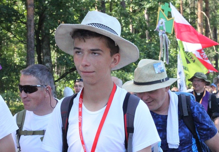 Msza św. w lesie za Dąbrową i dalsza droga