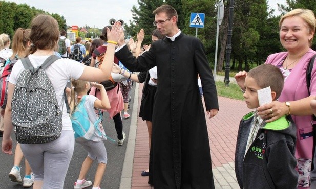 "Piątka"z ks. Adamem Wandzlem i pisarzowickimi parafianami na powitanie