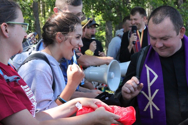 Msza św. w lesie za Dąbrową i dalsza droga