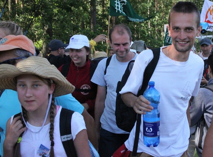 Msza św. w lesie za Dąbrową i dalsza droga